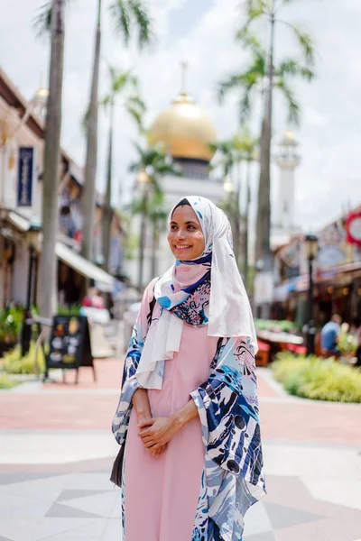 Retrato Mulher Muçulmana Feliz Andando Rua Cidade — Fotografia de Stock