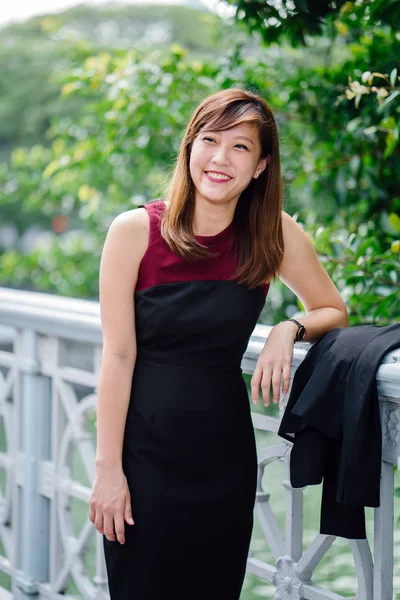 Güzel Bir Asya Kadını Giydir Park Portresi Şehirde Duran Asya — Stok fotoğraf