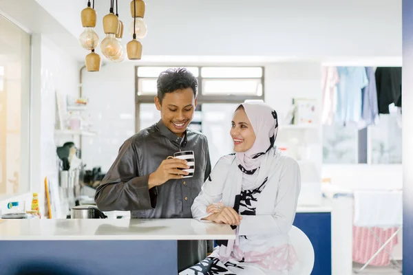 Feliz Pareja Musulmana Con Cocina Casa — Foto de Stock