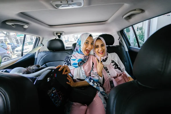 Két Muszlim Fejkendőt Autó — Stock Fotó