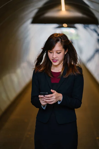 一个美丽的亚洲商人的肖像在休闲服装智能手机 亚洲商业妇女站在城市 — 图库照片