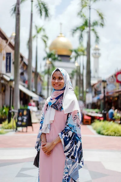 Πορτρέτο Του Happy Μουσουλμανική Γυναίκα Περπάτημα Δρόμο Της Πόλης — Φωτογραφία Αρχείου