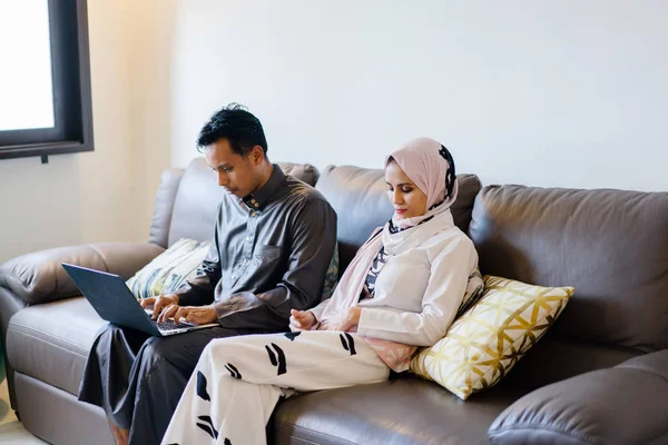 Retrato Casal Muçulmano Malaio Casa Com Laptop Durante Festival Muçulmano — Fotografia de Stock