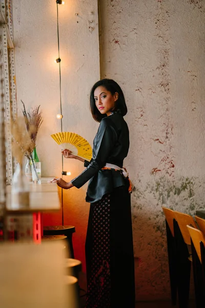 Retrato Uma Mulher Muçulmana Malaia Elegante Elegante Magro Café Espaço — Fotografia de Stock