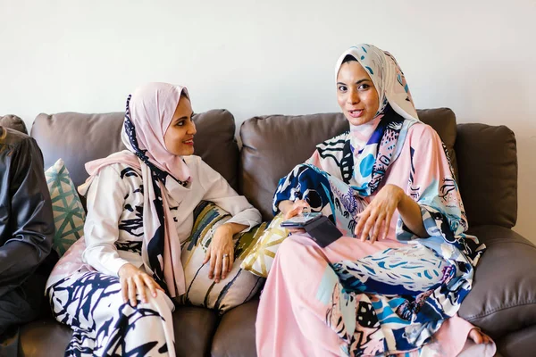 Due Donne Musulmane Velo Guardando Casa Hari Raya Godersi Reciproca — Foto Stock