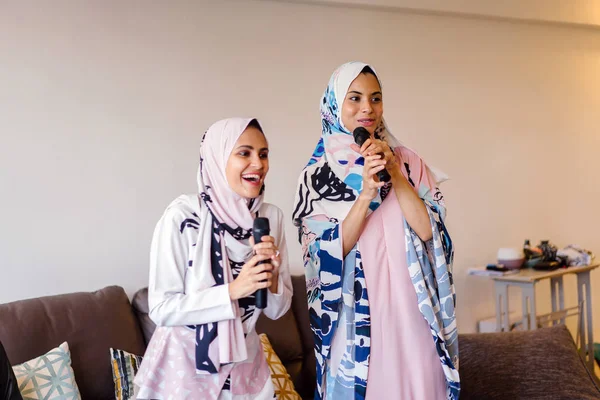 Two Muslim Women Headscarves Singing Karaoke Home Entertainments System Hari — Stock Photo, Image