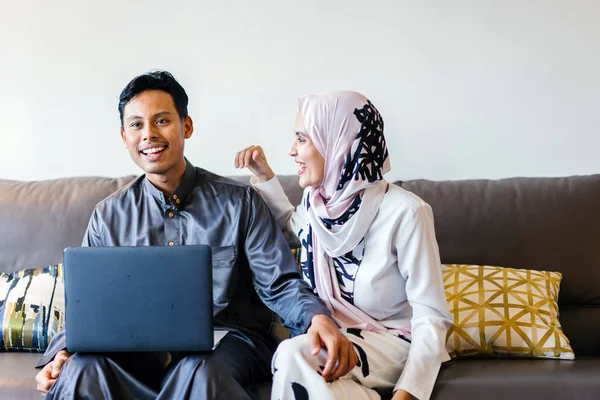 Potret Pasangan Muslim Melayu Rumah Dengan Laptop Selama Festival Muslim — Stok Foto