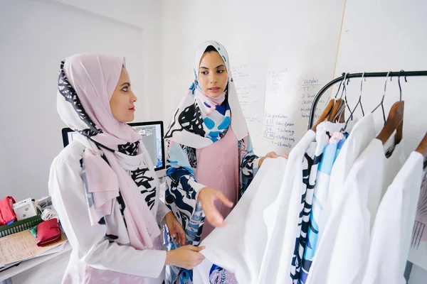 Dvě Mladé Atraktivní Muslimské Ženy Podnikatelé Mají Obchodní Jednání Prodejní — Stock fotografie