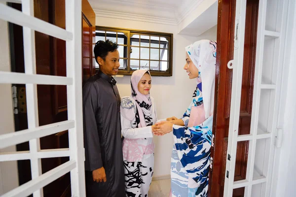 Мусульманские Муж Жена Встречают Гостя Дверей Приглашают Отпраздновать Хари Райю — стоковое фото