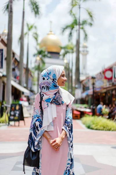 Retrato Mulher Muçulmana Feliz Andando Rua Cidade — Fotografia de Stock