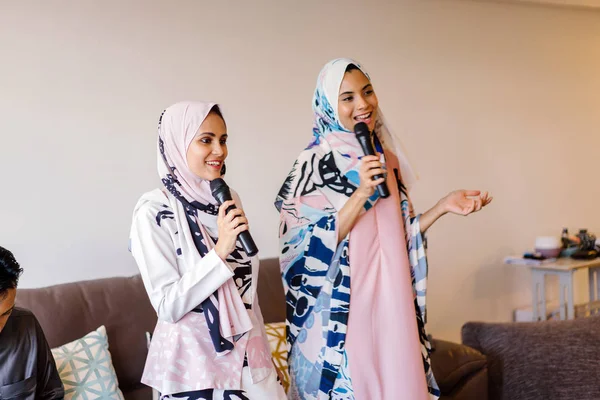 Two Muslim Women Headscarves Singing Karaoke Home Entertainments System Hari — Stock Photo, Image