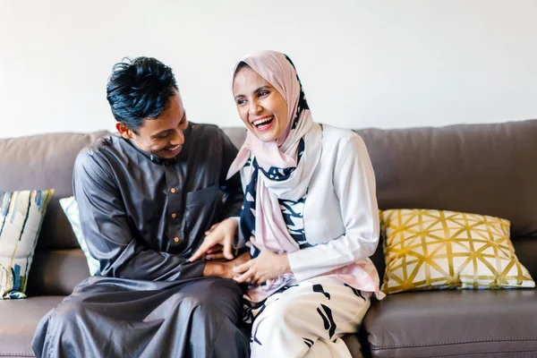 Retrato Una Pareja Musulmana Malaya Casa Durante Festival Musulmán Hari — Foto de Stock