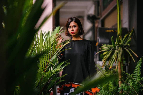 Mode Porträtt Vacker Fashionabla Kvinna Poserar Staden Med Gröna Växter — Stockfoto