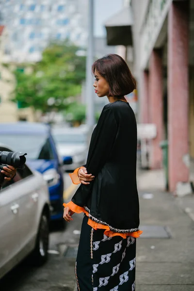 Retrato Moda Una Hermosa Mujer Moda Asiática Posando Calle — Foto de Stock