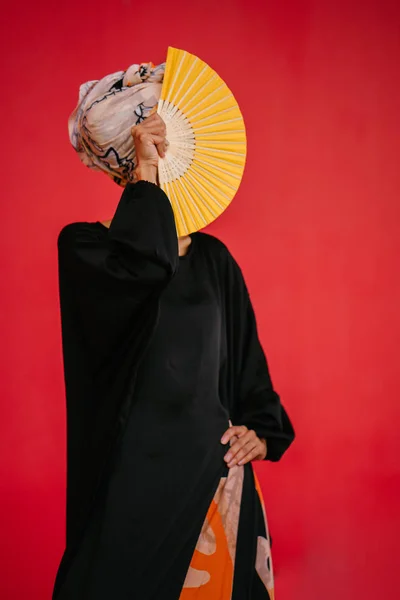 Orta Doğu Kökenli Güzel Uzun Boylu Şık Bir Kadın Moda — Stok fotoğraf