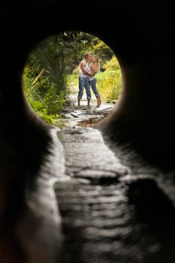 Ağustos ayında yaz aylarında genç çift Motosiklet ile pikniğe nehre sabah erken geldi. Genç adam kızla evlenmek için teklif yaptı.