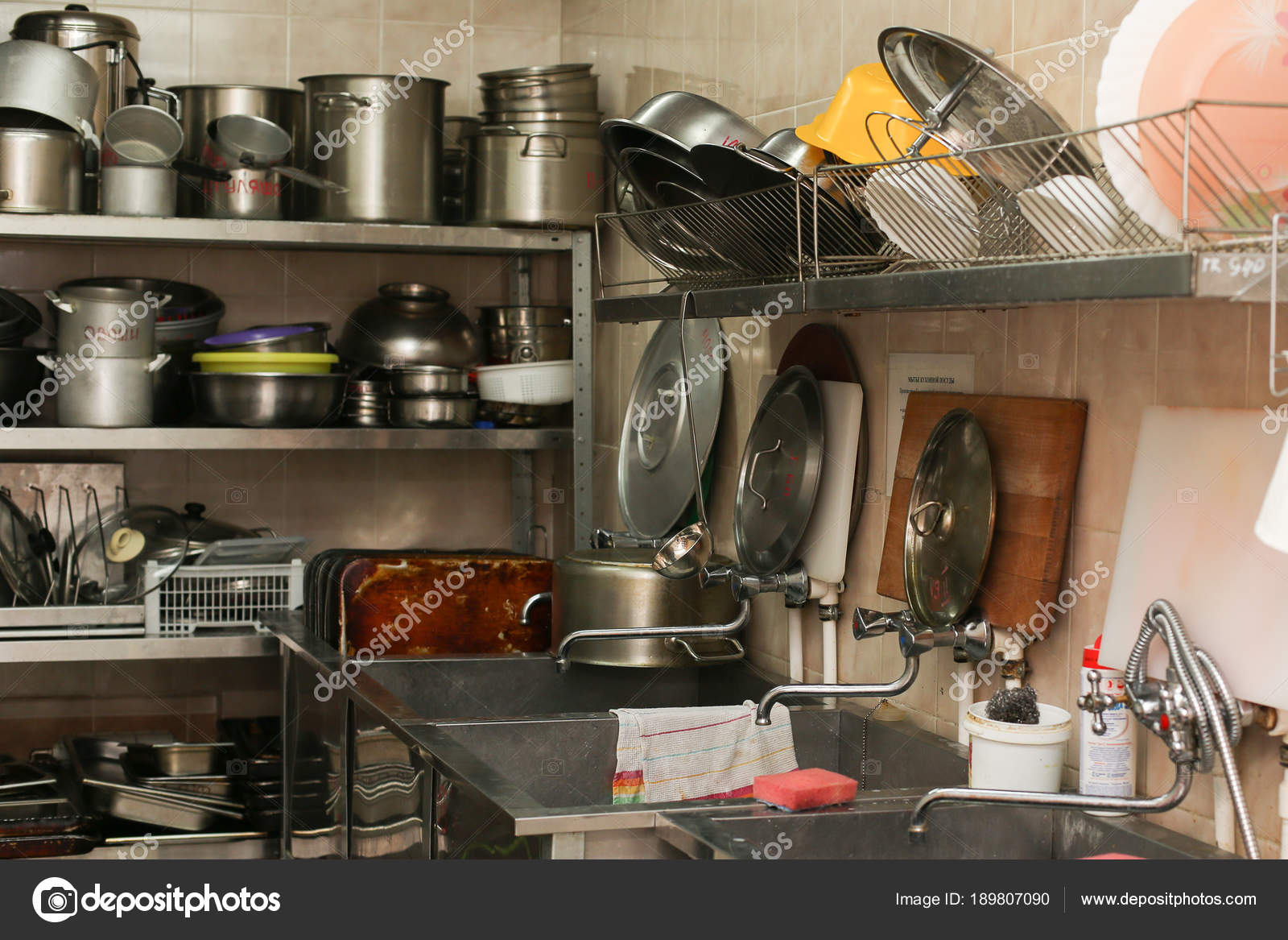 insieme di vecchi utensili da cucina - attrezzature retrò della ... insieme di vecchi utensili da cucina - attrezzature retrò della ...