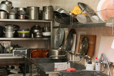 Eski mutfak aletleri seti. Büyükannenin yemek pişirme retro ekipmanları.