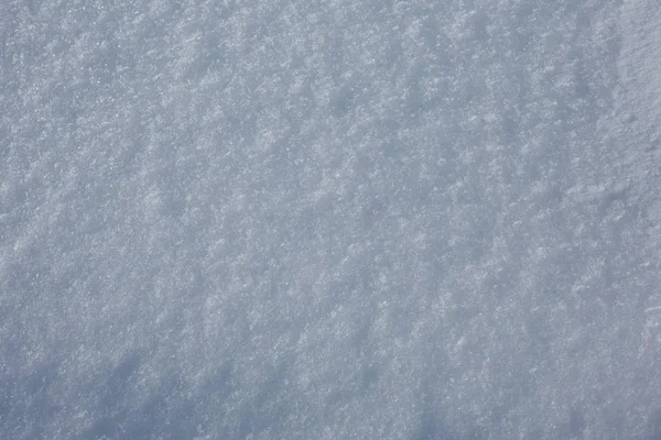 Λευκό χιόνι, αχτίδες στον ήλιο έντονα το χειμώνα — Φωτογραφία Αρχείου