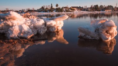 Nisan ayında baharda bir buz kayması sırasında karaya bir akım tarafından atılan buz kütleleri
