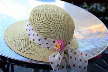 Yaz panama şapka küçük buket dekore edilmiştir..