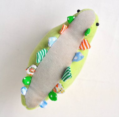 Yeşil textil stegozaurus oyuncak.