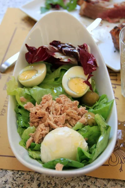 Ton balığı, yumurta ve peynir ile Bizanslılar salatası.