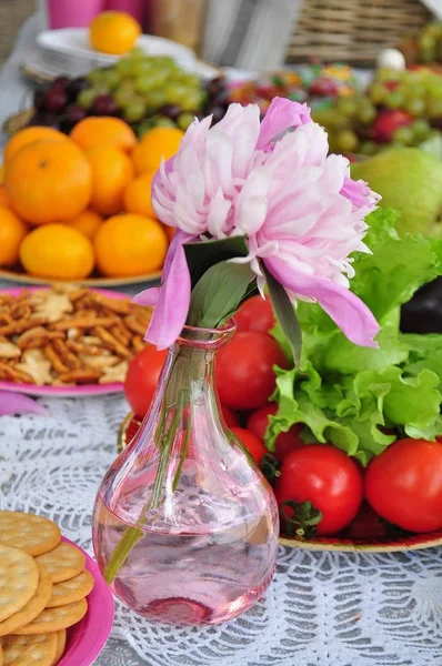 Cam vazo içinde pembe zavallı.