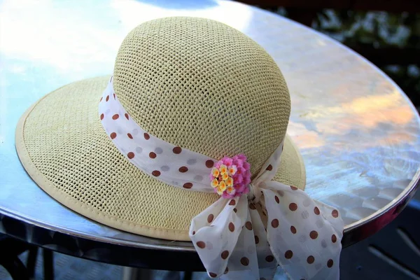 Yaz panama şapka küçük buket dekore edilmiştir..