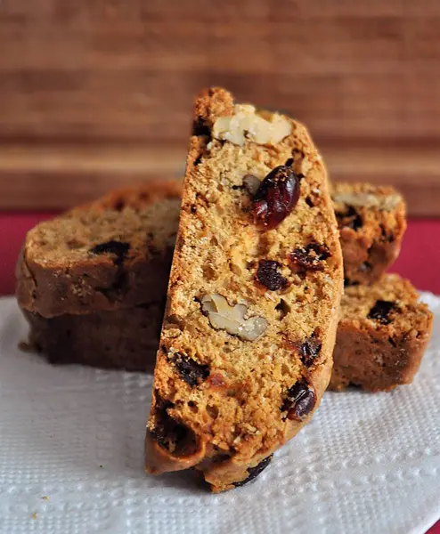 Kızılcık ve ceviz ile bisküvi.