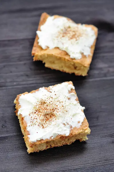 Sarışın kek krem peynir ve tarçın.