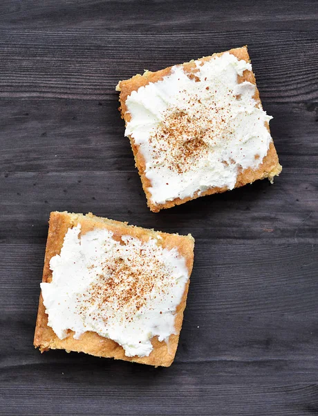 Sarışın kek krem peynir ve tarçın.