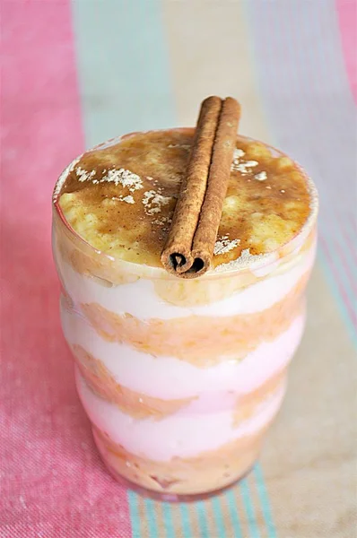 Sütlaç bir cam muz ve tarçın ile