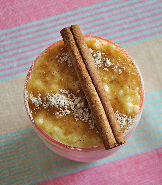 Sütlaç bir cam muz ve tarçın ile