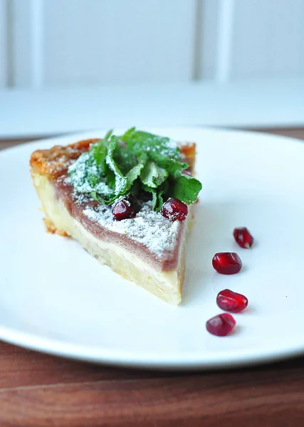 Nar pasta beyaz plaka üzerinde.