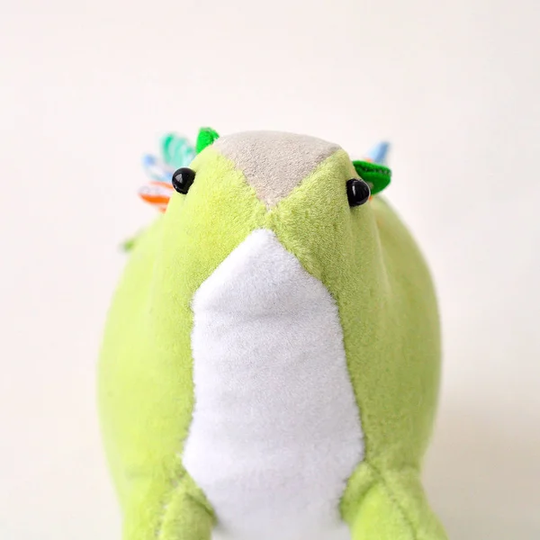 Yeşil textil stegozaurus oyuncak.