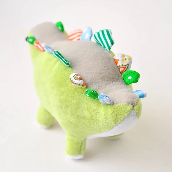 Yeşil textil stegozaurus oyuncak.