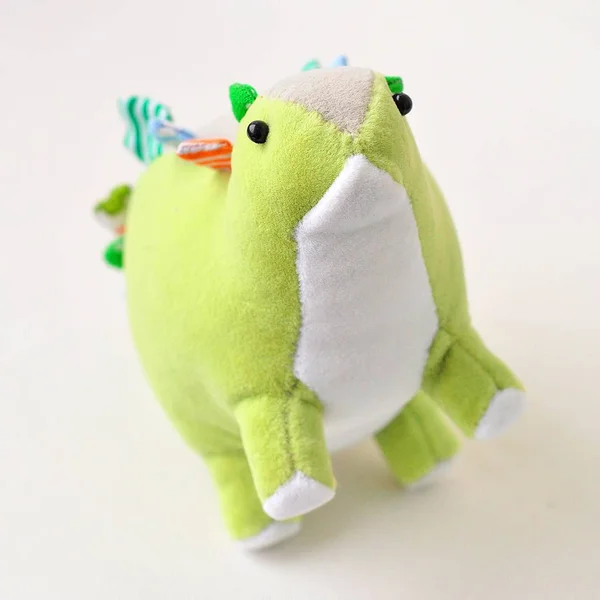 Yeşil textil stegozaurus oyuncak.