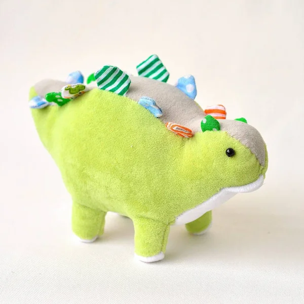 Yeşil textil stegozaurus oyuncak.
