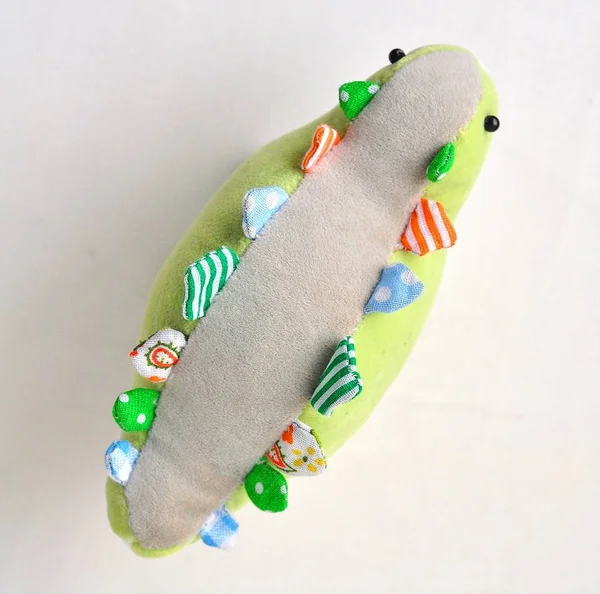 Yeşil textil stegozaurus oyuncak.