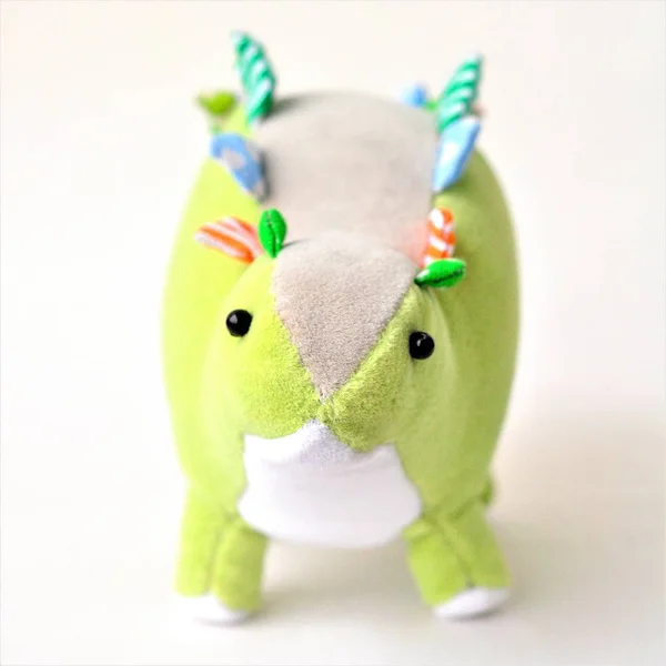 Yeşil textil stegozaurus oyuncak.