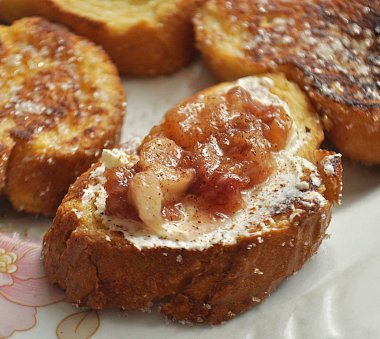 Krem peynir ve şeftali serpilir tarçın ile kavrulmuş tost