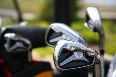 Oynarken golf demir sopayla adam