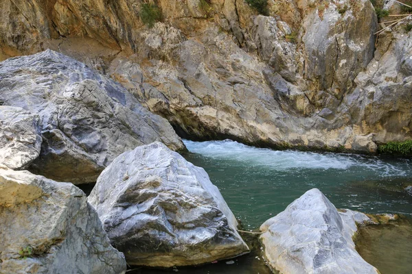 Bach in der Bergschlucht — Stockfoto