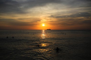 Batan güneşe karşı ufukta cruise liner