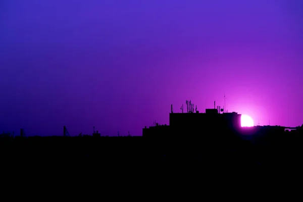Paars Zonsondergang Stadsgezicht Silhouet — Stockfoto
