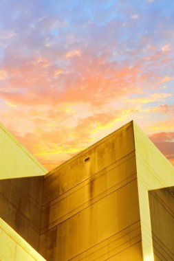 Hapishane Duvarları - İllüzyon - 'Yüksek Hapishane Duvarlarına Bakmak'