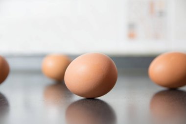 yumurta masanın üzerinde. Ön planda, diğerleri bulanık bir yumurta