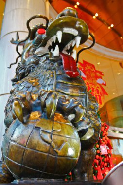 Çin ejderhası pençesini dünyaya koydu.