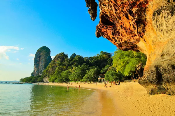 Praia Tropical Com Céu Azul Água Clara Rocha Amarela Krabi — Fotografia de Stock